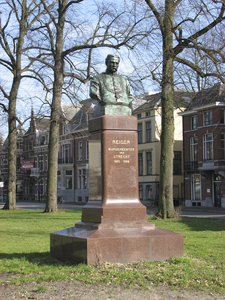 905510 Afbeelding van het bronzen borstbeeld van burgemeester Reiger, burgemeester van Utrecht tussen 1891 en 1908, ...